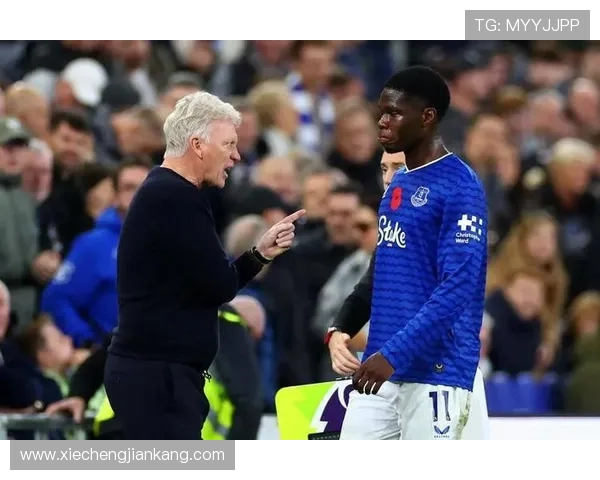 莫耶斯换下蒂尔诺-巴里时严厉训斥引发不满反应